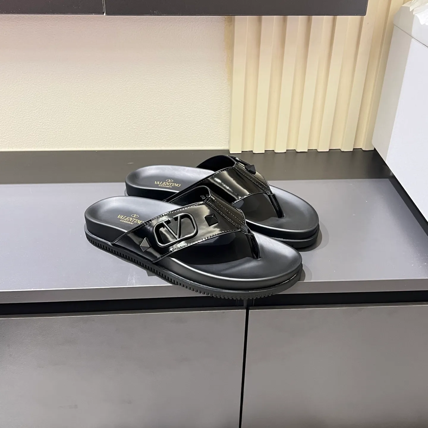p300《VALENTINO》Warren Men🧍‍♂️Spring and Summer New Style. Cowhide logo flat slippers, elegant sandals, the same style worn by celebrities, original molding, imported calfskin. Rubber outsole. Soft and durable, full set of counter packaging, 38-44!